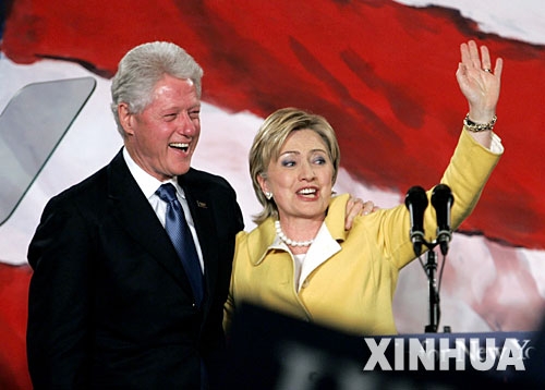 2006年11月7日，希拉里·克林顿（右）在纽约向支持者致意。在当天进行的美国国会中期选举中，希拉里连任纽约州参议员。新华社发 