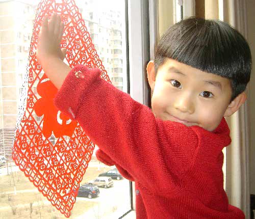 春节习俗,贴窗花和倒贴“福”字 春节习俗,贴窗花和倒贴“福”字