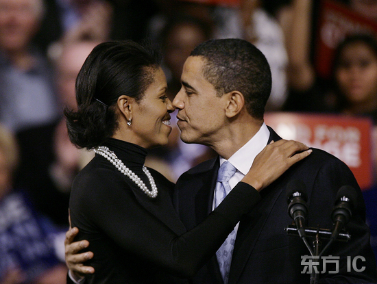 2008年1月8日,美国, 妻子米歇尔安慰奥巴马,奥巴马新罕布什尔州初选遗憾居第二。 2008年1月8日,美国, 妻子米歇尔安慰奥巴马,奥巴马新罕布什尔州初选遗憾居第二。