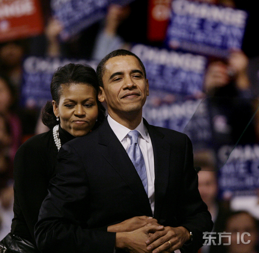 2008年1月8日,美国, 妻子米歇尔安慰奥巴马,奥巴马新罕布什尔州初选遗憾居第二。 2008年1月8日,美国, 妻子米歇尔安慰奥巴马,奥巴马新罕布什尔州初选遗憾居第二。