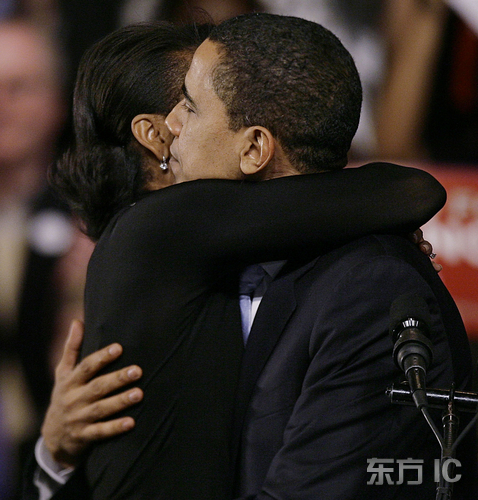 2008年1月8日,美国, 妻子米歇尔安慰奥巴马,奥巴马新罕布什尔州初选遗憾居第二。 2008年1月8日,美国, 妻子米歇尔安慰奥巴马,奥巴马新罕布什尔州初选遗憾居第二。