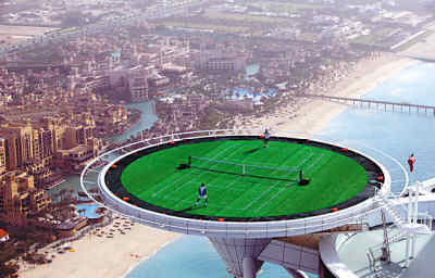 酒店楼顶的“空中网球场”，距地面300多米。