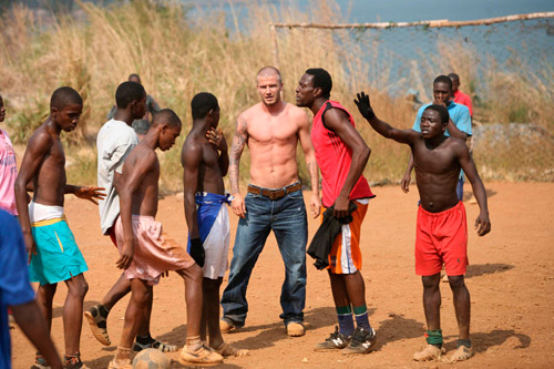贝克汉姆非洲献爱心 与当地孩子一起踢球[组图]