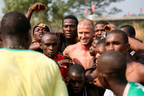 贝克汉姆非洲献爱心 与当地孩子一起踢球[组图]