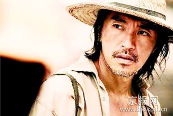 《长江七号》首映周星驰被左右攻击亲脸颊(图)