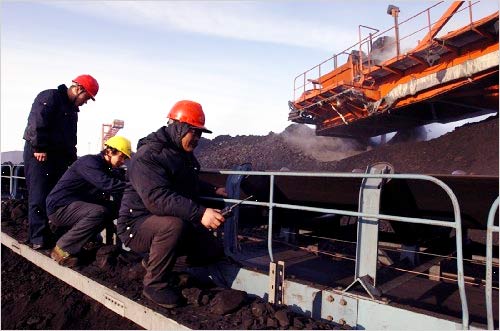 1月27日，华能上都发电公司的工作人员维护燃煤传送带。