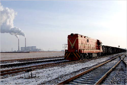 1月27日，运送原煤的列车驶往华能内蒙古上都发电公司。
