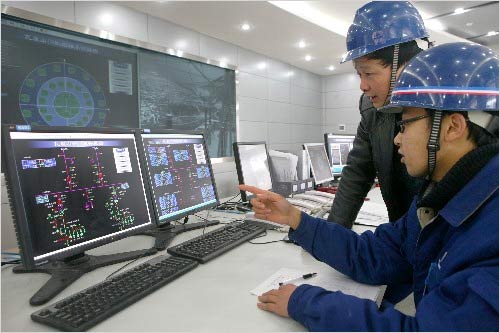 1月27日，位于四川洪雅县的瓦屋山水电站首台机组完成各项试验，成功并入国家电网。这是工作人员监控电站设备系统。