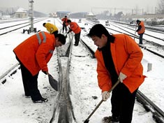 他们在行动——铁路职工在一线除雪除冰[组图]