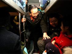 温家宝登上京珠高速被困客车 慰问乘客[组图] 