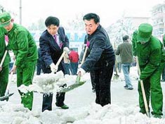 省长“雪线”指挥抗灾慰问群众[组图]  