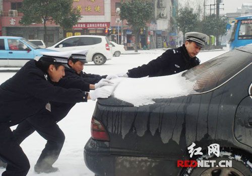 交警將一輛在皂果路口拋錨後因打滑無法啟動的小車推離馬路中央