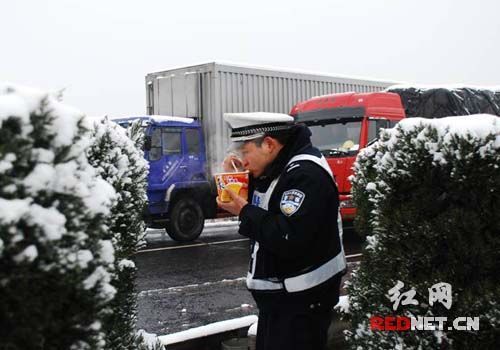 连续奋战18个小时的民警在寒风中解决午餐