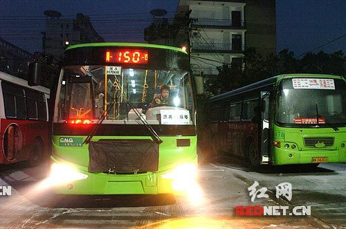 長沙龍驤巴士公司每天都安排車隊幹部通宵值班發動車輛，避免因寒冷結冰損壞公交車發動機,負責人告訴記者,不管風雪有多大,公交車不會停歇.