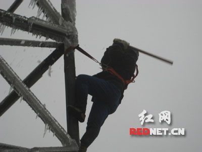 一个星期以来，湖南电力系统动员了近八千员工为全省多基铁塔和变电站除冰