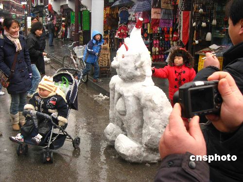 大雪壓上海全力抗嚴(yán)寒 