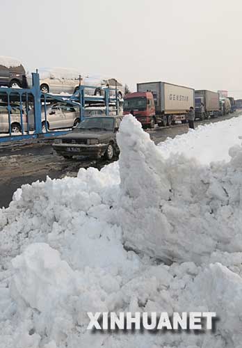 车辆缓缓驶入安徽合六叶高速公路入口（1月29日摄）。     1月29日，安徽大部分地区停止降雪，经过人工昼夜破冰除雪，安徽省境内高速公路大部分恢复开通。