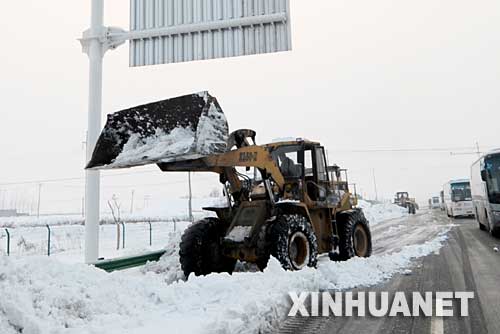 工程车辆在安徽合六叶高速公路上清除冰雪（1月29日摄）。     1月29日，安徽大部分地区停止降雪，经过人工昼夜破冰除雪，安徽省境内高速公路大部分恢复开通。