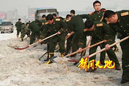 婁底十萬黨政軍民除雪鏟冰保暢通