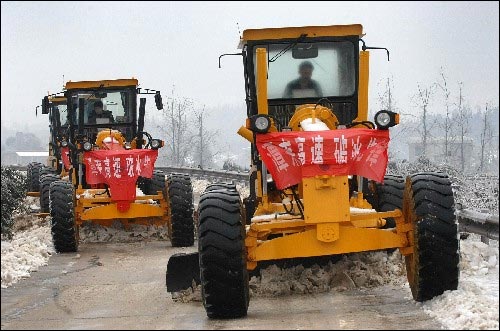 1月30日，工程车辆在京珠高速公路湖南段破冰扫雪。