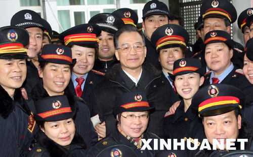 1月30日,中共中央政治局常委,国务院总理温家宝在广州火车站亲切接见