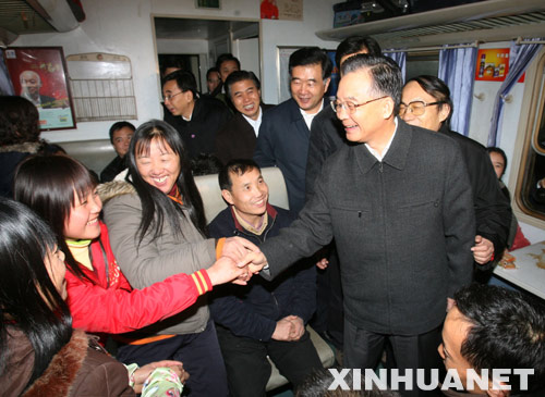 1月30日，中共中央政治局常委、国务院总理温家宝在广州火车站看望旅客。这列火车是从南昌紧急调来支援广州车站的。新华社记者姚大伟摄