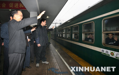 1月30日，中共中央政治局常委、國務院總理溫家寶在廣州火車站看望旅客。這列火車是從南昌緊急調來支援廣州車站的。新華社記者姚大偉攝