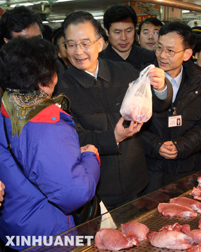 1月30日，中共中央政治局常委、國務(wù)院總理溫家寶冒雨考察廣東省市場供應(yīng)工作。新華社記者姚大偉攝