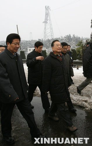 　1月29日，中共中央政治局常委、国务院总理温家宝在湖南湘潭市郊外查看电力设施受损情况。 新华社记者姚大伟摄
