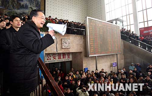 　1月29日，中共中央政治局常委、国务院总理温家宝在湖南长沙火车站看望滞留车站的旅客。