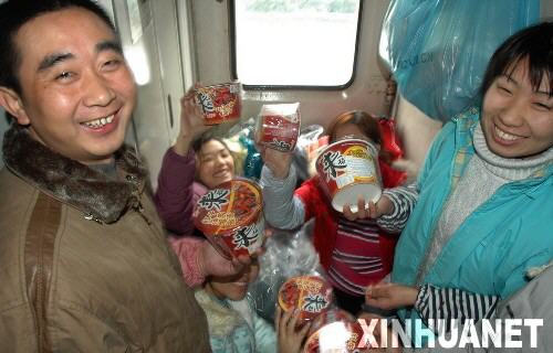 1月27日18时30分从广州车站出发的广州至宜昌2286次列车，由于风雪及湖南段电力中断，严重晚点，原本18个小时的路程整整运行了58个小时，于1月30日4时28分才抵达宜昌车站。本组照片的拍摄者作为襄樊铁路公安处的干警，亲眼目睹了列车工作人员与沿线地方政府和铁路部门一起全力以赴，解决补给问题，安全护送三千名旅客抵达家园。