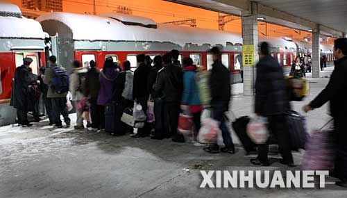 　1月28日，在合肥火车站，旅客在排队上车。 　