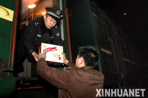 　1月29日凌晨2时，救援食品被送上列车。　新华社发（贺瑞明摄）