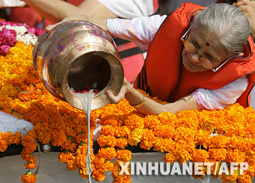1月30日，在印度孟买举行的纪念甘地逝世60周年的仪式上，国父甘地的重孙女帕里克将他的骨灰撒入大海。