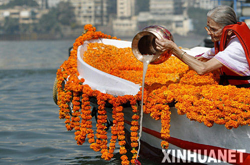 1月30日，在印度孟买举行的甘地逝世60周年纪念仪式上，甘地的重孙女帕里克将他的骨灰撒入大海。