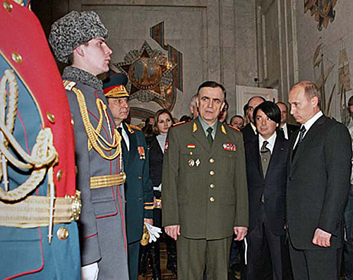 普京视察俄军新军装。