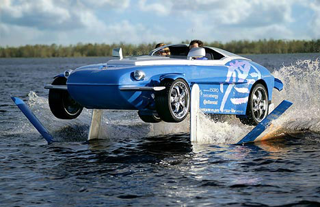 瑞士汽车公司Rinspeed开发出了一种水陆两用车，这种水陆两用极速跑车既能在水中航行，也能在水面上方盘旋，而当它达到最高速度时，其风驰电掣的速度感更是引起车迷极大的兴趣。