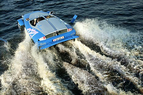 瑞士汽车公司Rinspeed开发出了一种水陆两用车，这种水陆两用极速跑车既能在水中航行，也能在水面上方盘旋，而当它达到最高速度时，其风驰电掣的速度感更是引起车迷极大的兴趣。