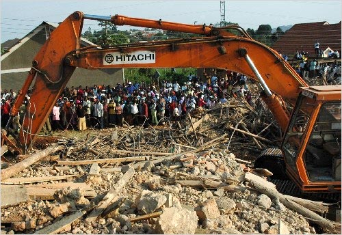 1月30日，救援人员在位于乌干达坎帕拉东北部郊区的一所中学在建校舍坍塌现场展开搜救。