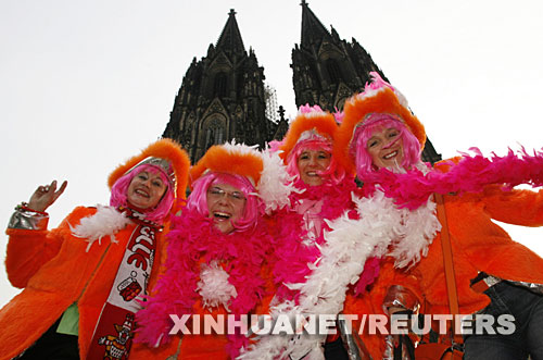 1月31日，在德国科隆举行的“女性狂欢节”上，四名妇女盛装在科隆大教堂前留影。“女性狂欢节”标志着科隆持续7天的游行庆祝活动的开始。活动高潮将在2月4日，即2月的第一个星期一，这一天也被称为“玫瑰星期一”。 新华社/路透 