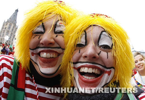1月31日，在德国科隆举行的“女性狂欢节”上，两名妇女装扮成小丑参加庆祝游行。“女性狂欢节”标志着科隆持续7天的游行庆祝活动的开始。活动高潮将在2月4日，即2月的第一个星期一，这一天也被称为“玫瑰星期一”。 新华社/路透 