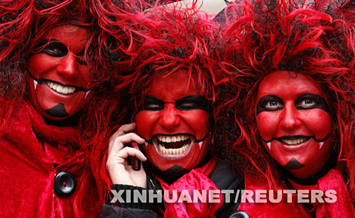 1月31日，在德国科隆举行的“女性狂欢节”上，三名妇女装扮成魔鬼参加庆祝游行。“女性狂欢节”标志着科隆持续7天的游行庆祝活动的开始。活动高潮将在2月4日，即2月的第一个星期一，这一天也被称为“玫瑰星期一”。 新华社/路透 