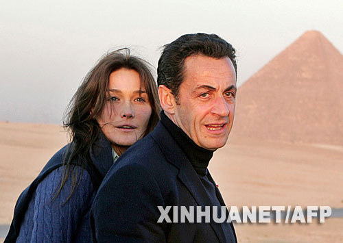 这是2007年12月30日拍摄的法国总统萨科齐和女友卡拉·布鲁尼在埃及度假的照片。据法新社援引欧洲第一电台消息，萨科齐和布鲁尼已于2008年2月2日在巴黎的爱丽舍宫结婚。 