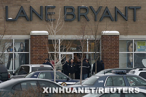 2月2日，在美国伊利诺伊州芝加哥附近，工作人员站在发生枪击案的商店前。当天下午，这里发生一起枪击事件，造成5名妇女死亡。