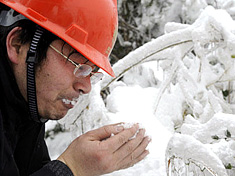 心酸！电力抢险队员高山上吃雪解渴[组图] 