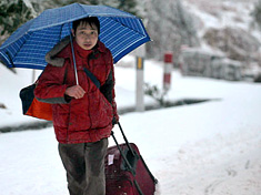 广西资源县班车停运 人们冒雪步行返乡[组图] 