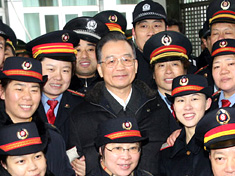 1月30日，中共中央政治局常委、国务院总理温家宝在广州火车站亲切接见了日夜奋战在春运一线的武警官兵、公安干警和铁路职工。这是温家宝和铁路职工合影。