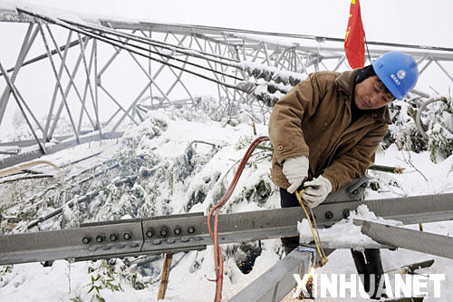 电力抢险队员高山上吃雪解渴