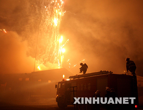 2月14日晚,消防人員在爆炸現(xiàn)場滅火。廣東省佛山市三水區(qū)一煙花爆竹倉庫區(qū)于2月14日凌晨3點30分發(fā)生爆炸，至14日晚11時，爆炸仍在持續(xù)，但周邊居住人員已經(jīng)及時疏散和撤離，目前暫無人員傷亡報告。