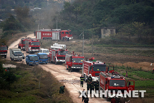 2月14日，消防官兵赶到事故现场开展救援。 当日3时30分左右，广东佛山市三水区的20栋烟花爆竹仓库发生爆炸。